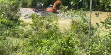 Beredar Video, Ekskavator Sedang Melakukan Penambangan Emas Ilegal Di Sungai Gerpa