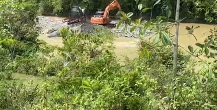 Beredar Video, Ekskavator Sedang Melakukan Penambangan Emas Ilegal Di Sungai Gerpa