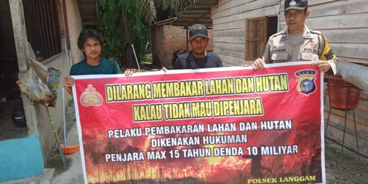 Polsek Langgam Sosialisasikan Larangan Karhutla kepada Warga Desa Segati