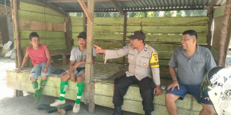 Bhabinkamtibmas Polsek Langgam Sambangi Warga, Sampaikan Pesan Kamtibmas dan Bahaya Narkoba