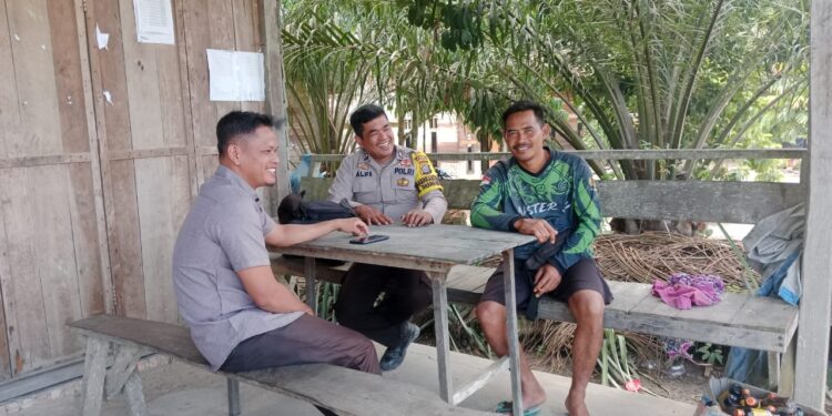 Bhabinkamtibmas Polsek Bunut Sambangi Guru, Ajak Jaga Kamtibmas dan Waspada Hoaks