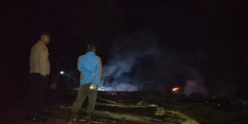 Polisi Polsek Linge Sigap Tangani Kebakaran Rumah di Kampung Kemerleng