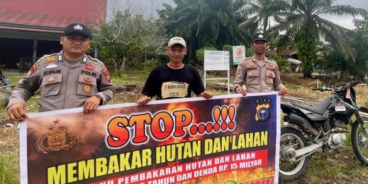 Cegah Karhutla, Polsek Teluk Meranti Sebar Maklumat Kapolda Riau dan Lakukan Penyuluhan ke Warga