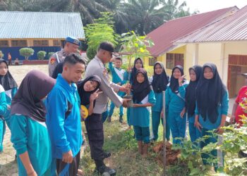 Polsek Pangkalan Lesung Ajak Siswa SD Tanam Pohon, Kenalkan Pentingnya Menjaga Lingkungan Sejak Dini