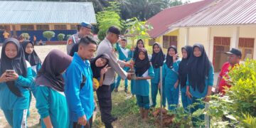Polsek Pangkalan Lesung Ajak Siswa SD Tanam Pohon, Kenalkan Pentingnya Menjaga Lingkungan Sejak Dini