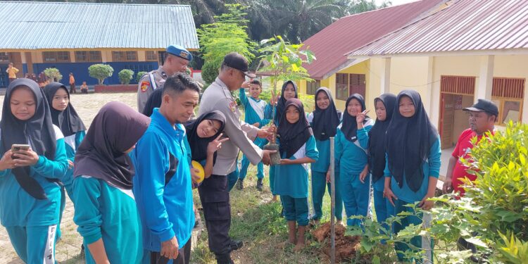 Polsek Pangkalan Lesung Ajak Siswa SD Tanam Pohon, Kenalkan Pentingnya Menjaga Lingkungan Sejak Dini