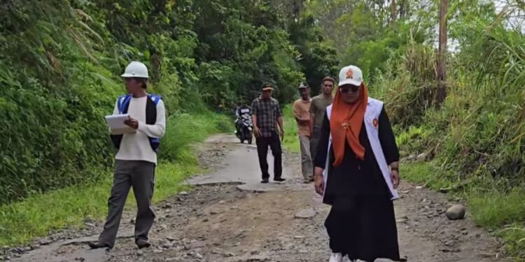 Wakil Ketua II DPRK Aceh Tengah Susilawati Tinjau Jalan Yang Akan Diperbaiki