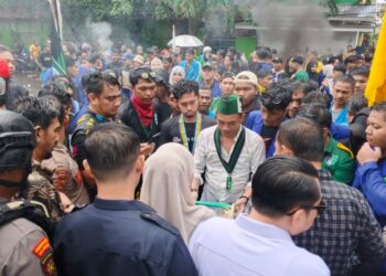 DPRK Langsa Sambut Ratusan Mahasiswa Demo dalam Hujan Lebat