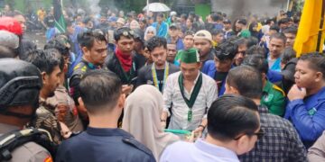 DPRK Langsa Sambut Ratusan Mahasiswa Demo dalam Hujan Lebat