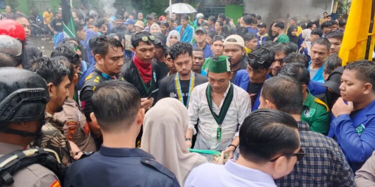 DPRK Langsa Sambut Ratusan Mahasiswa Demo dalam Hujan Lebat
