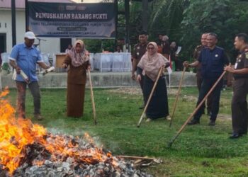 Kejari Langsa Musnahkan BB 10 Karton Rokok Ilegal dan 90 Liter Tuak