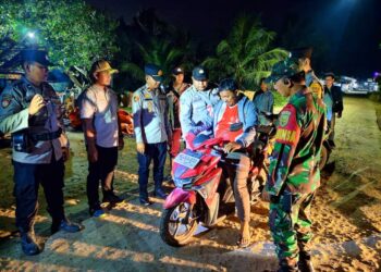 Ciptakan Rasa Aman Babinsa Koramil 430-04/Talang Kelapa Bersama Warga Gelar Patroli Siskamling