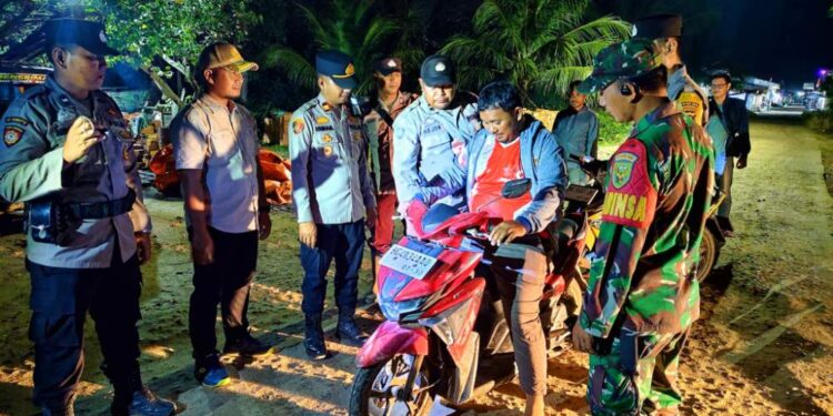 Ciptakan Rasa Aman Babinsa Koramil 430-04/Talang Kelapa Bersama Warga Gelar Patroli Siskamling