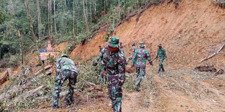 Proses Pengerjaan Terus Dilakukan, TMMD Ke 126 Membersihkan Batang Pohon Dari Badan Jalan
