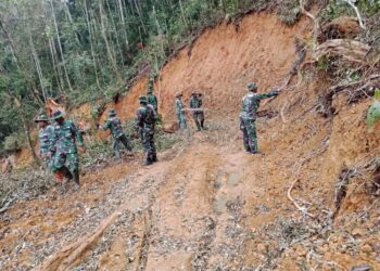 Satgas TMMD Ke-126 Bersama Warga Bersihkan Badan Jalan Dibuka Di Kute Keramil