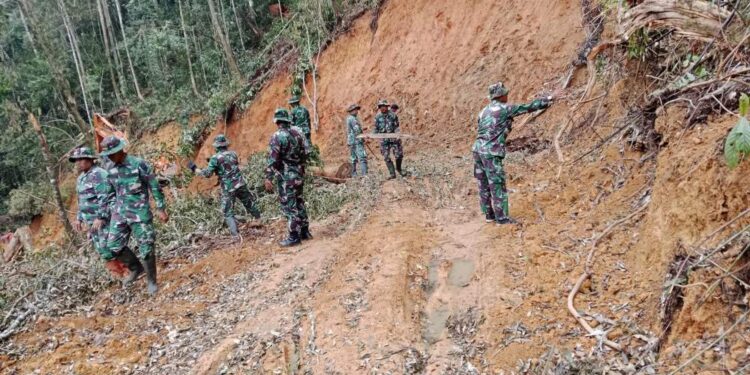 Satgas TMMD Ke-126 Bersama Warga Bersihkan Badan Jalan Dibuka Di Kute Keramil