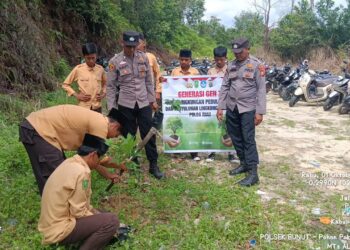 Polres Pelalawan Serahkan Bibit Pohon Buah untuk Personel Ulang Tahun, Dukung Program Lingkungan Kapolda Riau