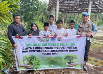 Hijaukan Lingkungan, Polsek Teluk Meranti Tanam Bibit Pohon di Madrasah Darusallam