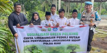 Hijaukan Lingkungan, Polsek Teluk Meranti Tanam Bibit Pohon di Madrasah Darusallam