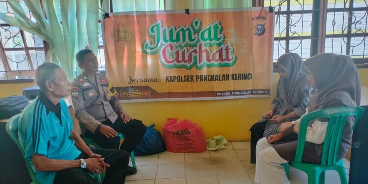 Polsek Pangkalan Kerinci Gelar Jumat Curhat di Desa Mekarjaya, Warga Apresiasi Program Kamtibmas