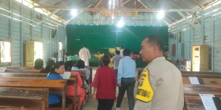 Polsek Langgam Gelar Ibadah Minggu Kasih di Gereja HKI Desa Tambak