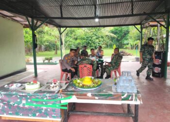 Polsek Ukui Tunjukkan Solidaritas, Ucapkan Selamat HUT ke-80 TNI di Koramil 04 Pangkalan Kuras