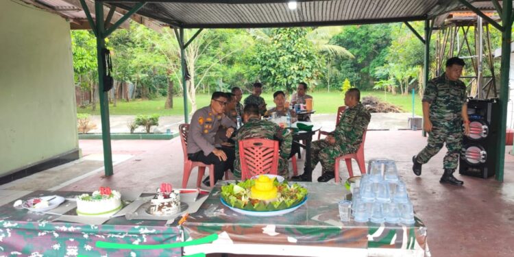 Polsek Ukui Tunjukkan Solidaritas, Ucapkan Selamat HUT ke-80 TNI di Koramil 04 Pangkalan Kuras