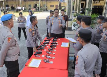 “Kapolres Kampar Sidak Senpi Personel: Ingatkan Prosedur Penggunaan, Tindak Tegas Penyalahgunaan!”