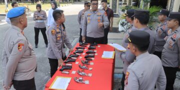 “Kapolres Kampar Sidak Senpi Personel: Ingatkan Prosedur Penggunaan, Tindak Tegas Penyalahgunaan!”