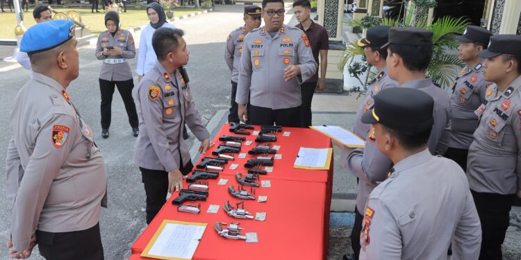 “Kapolres Kampar Sidak Senpi Personel: Ingatkan Prosedur Penggunaan, Tindak Tegas Penyalahgunaan!”