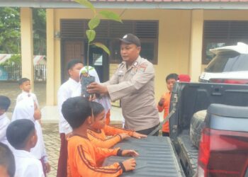 Polsek Ukui Tanamkan Nilai Cinta Lingkungan Sejak Dini di SDN 004 Ukui