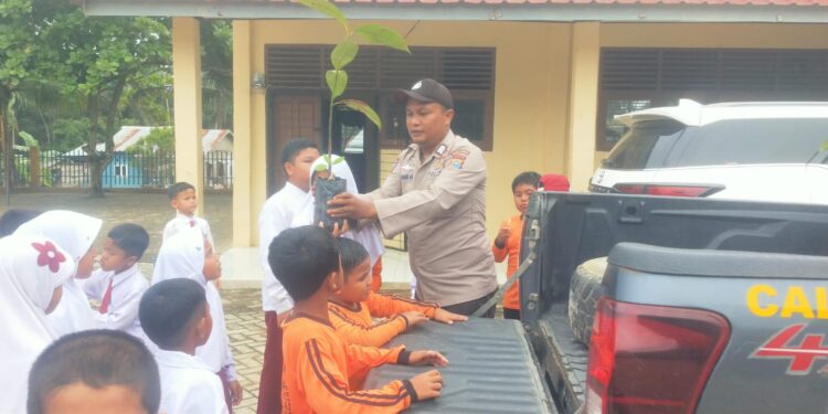 Polsek Ukui Tanamkan Nilai Cinta Lingkungan Sejak Dini di SDN 004 Ukui