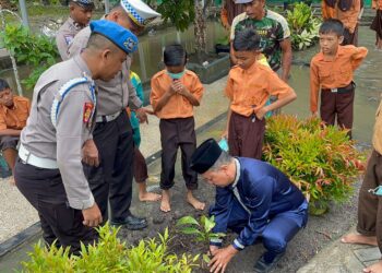 Hijaukan Lingkungan, Polsek Pangkalan Kuras Tanam Bibit Buah dan Bagikan Masker ke Siswa