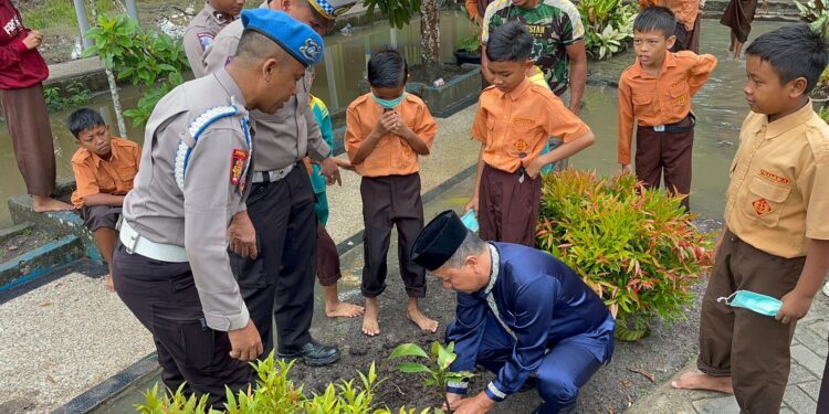 Hijaukan Lingkungan, Polsek Pangkalan Kuras Tanam Bibit Buah dan Bagikan Masker ke Siswa