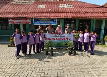 Polsek Pangkalan Kerinci Tanam Pohon di SD-IT Muhammadiyah Desa Makmur