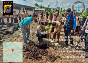Polsek Teluk Meranti Tanam Pohon dan Edukasi Green Policing di Pulau Muda