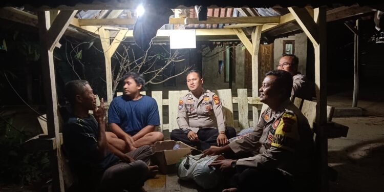 Cegah Tindak Kejahatan, Polsek Kerumutan Sisir Pos Kamling di Desa Banjar Panjang