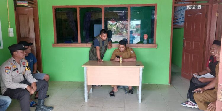 Bhabinkamtibmas Bunut Sambangi Warga, Ajak Tangkal Hoaks dan Jaga Kamtibmas