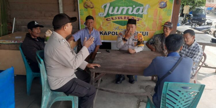 Polsek Ukui Gelar Jumat Curhat, Warga Bahas Karhutla hingga Nongkrong Larut Malam