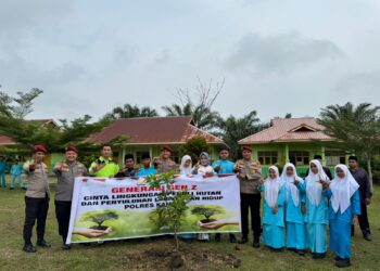 Kasat Reskrim Polres Kampar Gandeng Camat dan Kades, Tanamkan Nilai-Nilai Lingkungan ke Siswa SMA 2 Kuok