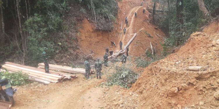 Untuk Mempermudah Akses, Warga Dan Satgas TMMD Kodim 0106/Aceh Tengah Bangun Jembatan
