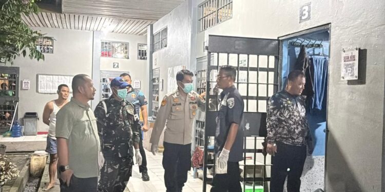 Sinergi TNI-Polri Dan Pemasyarakatan Lapas Bangkinang Gelar Razia Insidentil Di Bok Hunian