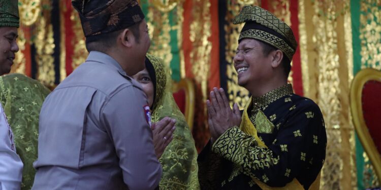 Kapolres Kuansing AKBP R. Ricky Pratidiningrat Apresiasi Penabalan Gelar Adat Bupati dan Wabup oleh LAMR Kuansing