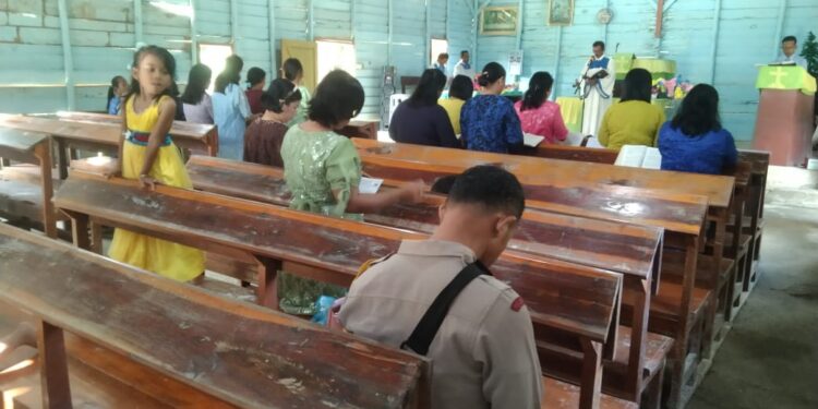Polsek Langgam Gelar Ibadah Minggu Harmoni di Gereja HKI Desa Segati