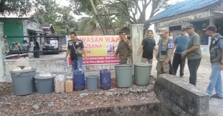 Satpol PP Dan WH Kota Subulussalam Gencar Razia, Ratusan Liter Tuak Dimusnahkan