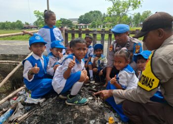 Polsek Kuala Kampar Edukasi Green Policing dan Tanam Bibit Pohon di TK Tunas Baru