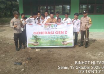 Polsek Langgam Tanam Bibit Pohon di MTs Al-Amanah Desa Segati, Dukung Program Green Policing Polda Riau
