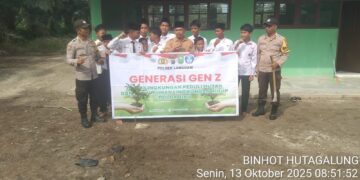 Polsek Langgam Tanam Bibit Pohon di MTs Al-Amanah Desa Segati, Dukung Program Green Policing Polda Riau