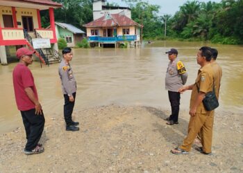 Polsek Ukui Bersinergi dengan Pemerintah Desa Pantau Banjir Akibat Luapan Sungai Nilo