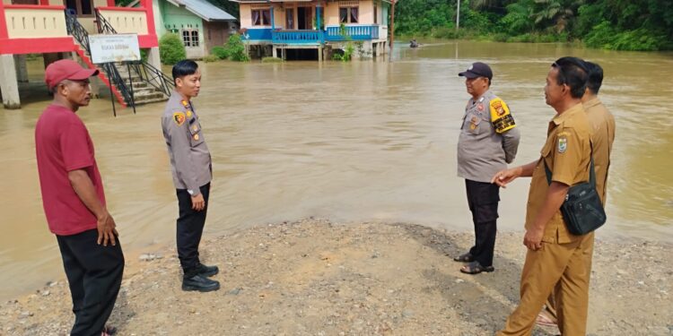 Polsek Ukui Bersinergi dengan Pemerintah Desa Pantau Banjir Akibat Luapan Sungai Nilo